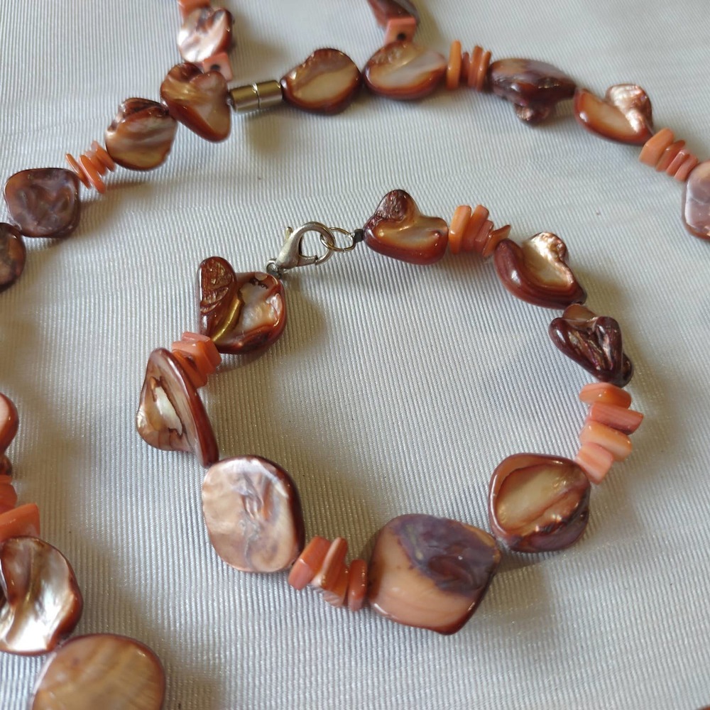 Mother of Pearl Shell Chip Iridescent Golden Copper Jewelry Set - Picture 4 of 10